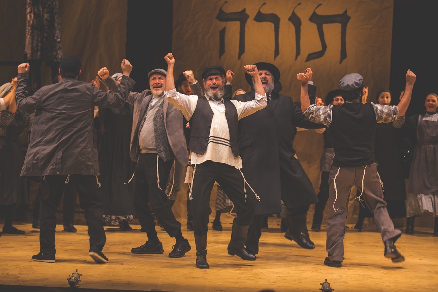 Steven Skybell, center, and the cast of "Fidler Afn Dakh," the U.S. premiere of "Fiddler on the Roof" in Yiddish, directed by Joel Grey and produced by National Yiddish Theatre Folksbiene in 2018 at the Museum of Jewish Heritage in New York City. (Photo by Victor Nechay/ProperPix)