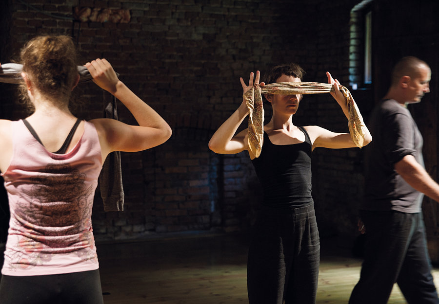 From left, 'Antigone' actors Hannah Donovan and Emma Crane Jaster work with ZAR coach Przemystaw Błaszezak on a blindfold exercise. (Photo by Magdalena Madra)