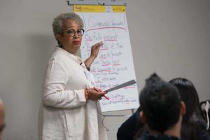 Keryl McCord facilitates at the theatre of color meeting. (Photo by Jenny Graham for Theatre Communications Group)
